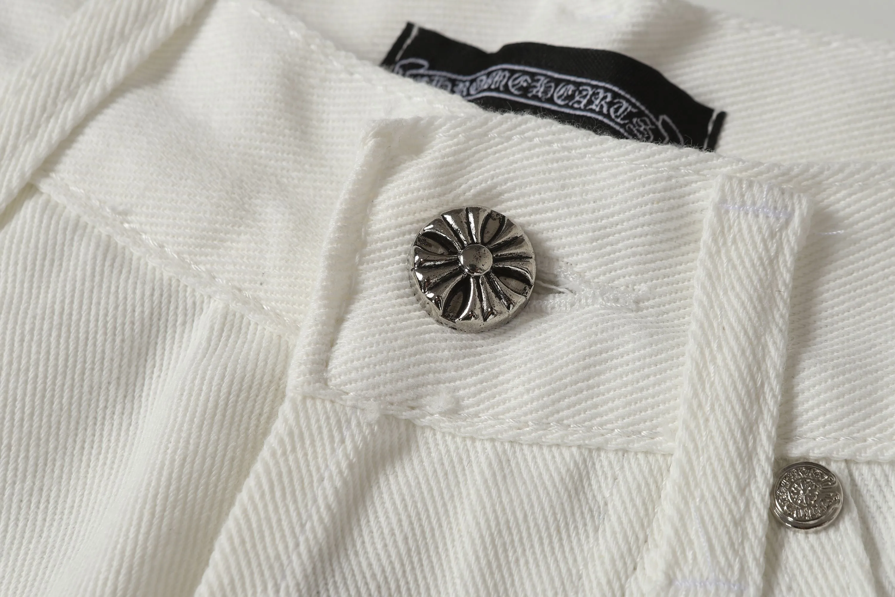 P256 Actual photo [High quality] Code: LH666 Color: Picture color Size: S to XXXL - Chrome Hearts/Chrome Hearts Classic white cow series colored leather cross washed color cloth unisex denim trousers - Vibe style straight stacked god-level version - Carbon fine bias denim color cloth - Old vintage complete set of hardware - Chrome Hearts White cow series The high version uses high-ounce custom fabrics, enzyme washing and soft color fixation It is soft and thick to wear. The details are all made by hand-polished craftsmanship. All-over jacquard fabrics. Unique design style. Multiple processes to create a full retro feel. Niche unique non-colliding shirts. Customized distressed spray-painted buttons. Craftsmanship in every detail. Size Pants length Waist Hips Unit cm S 98 68 100 M 99 72 104 L 100 76 108 XL 101 80 112 XXL 102 84 116 XXL 103 88 120